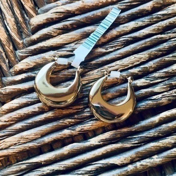 ✨💛 Gold Tone High Shine Small Chunky Hoops ✨✨✨ - Picture 4 of 5